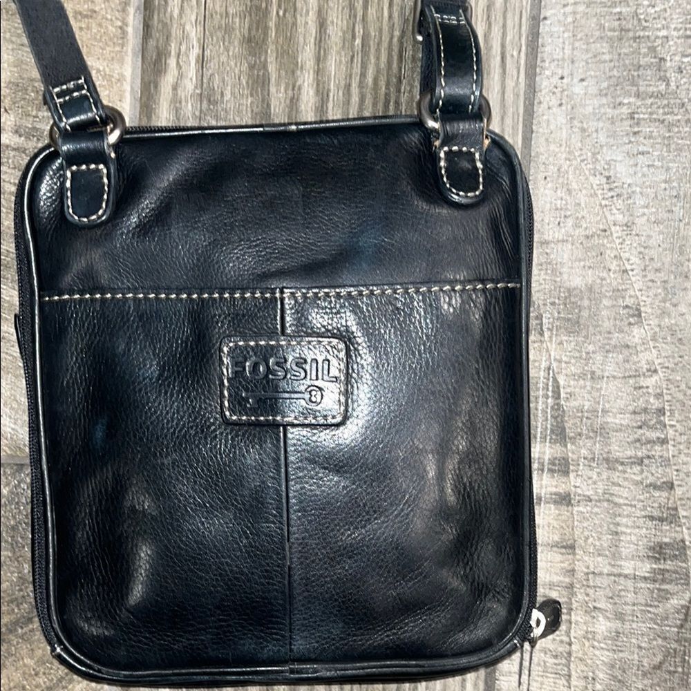 Fossil Black Crossbody Bag with Adjustable Strap and Flap Closure - Picture 6 of 9